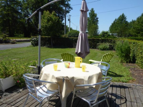 Gîte Champêtre avec Piscine Chauffée, Cheminée, et Terrasse en Plein Sud - FR-1-410-131
